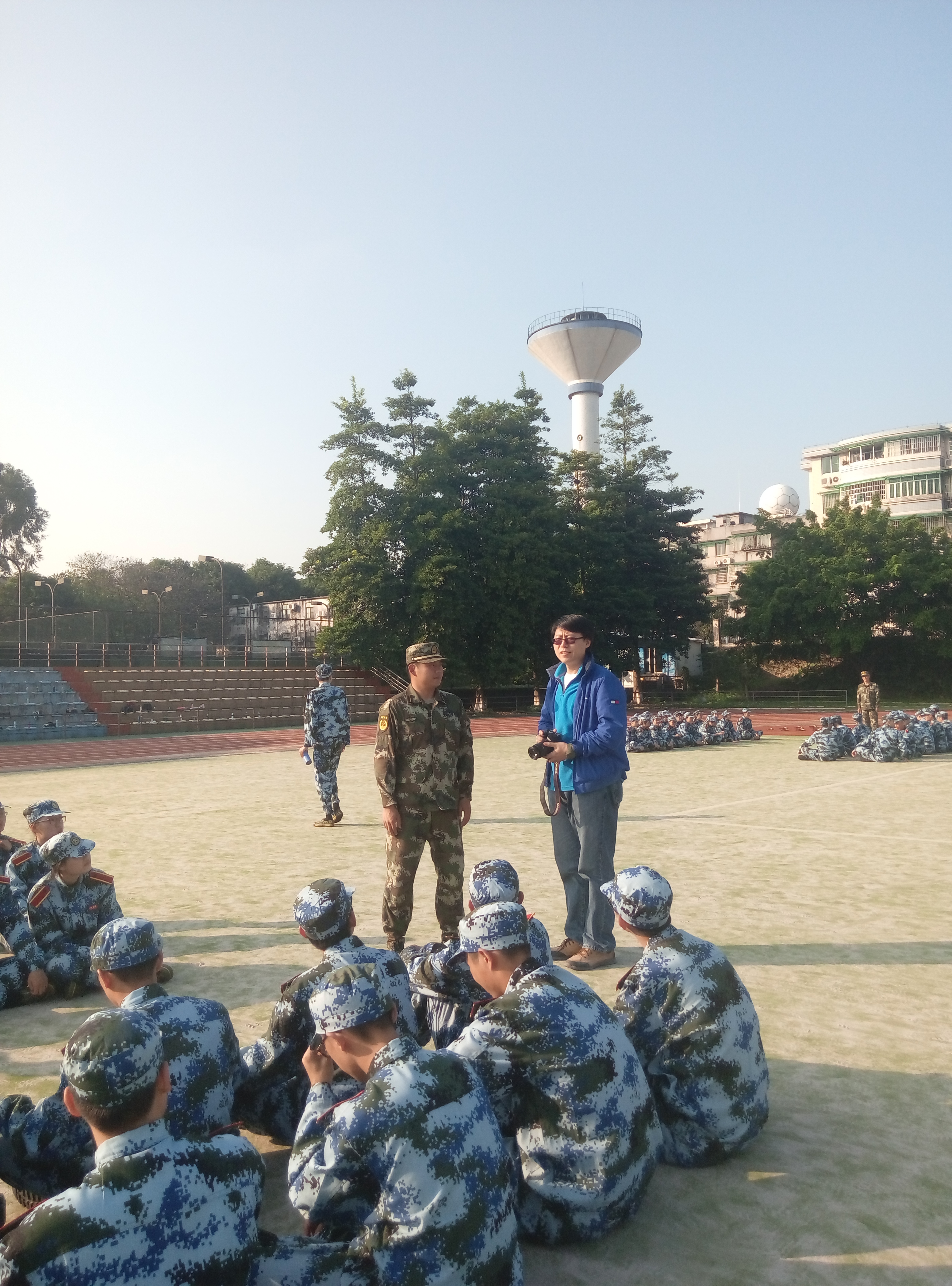 【军训快讯】新葡萄娱乐官网版网站：班主任探望军训学子，QQ群聊慰远方家长